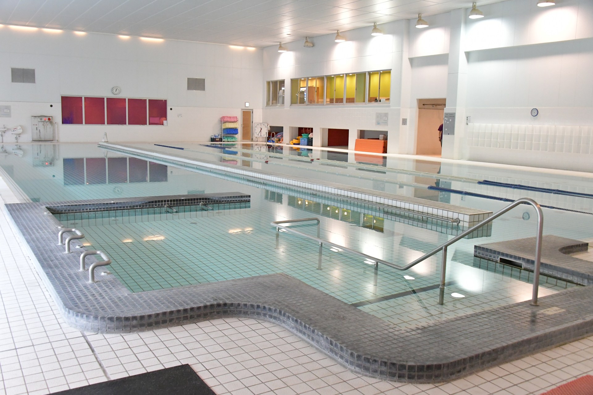 2m幅でゆったり泳げる25mプール