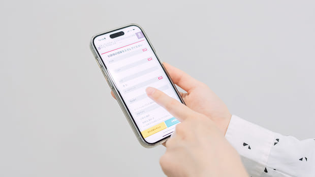 スマホからお申し込みをしている様子の写真