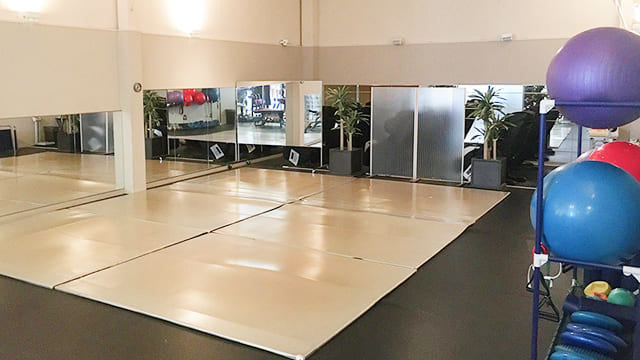 マシンが並ぶ女性専用エリアの写真