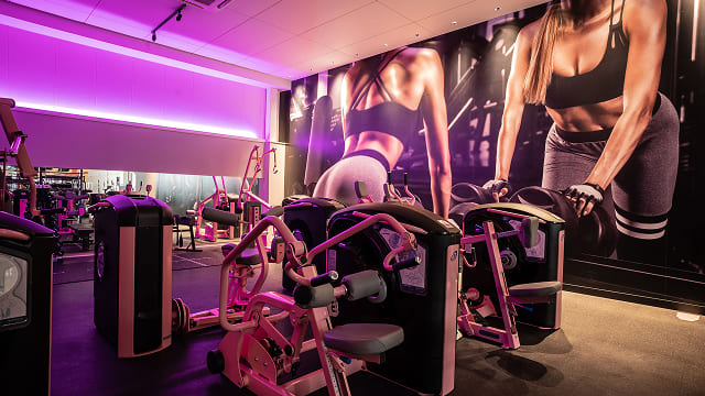 マシンが並ぶ女性専用エリアの写真