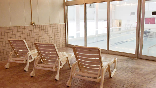 寝転べる椅子が並んだアロマサウナ内の写真