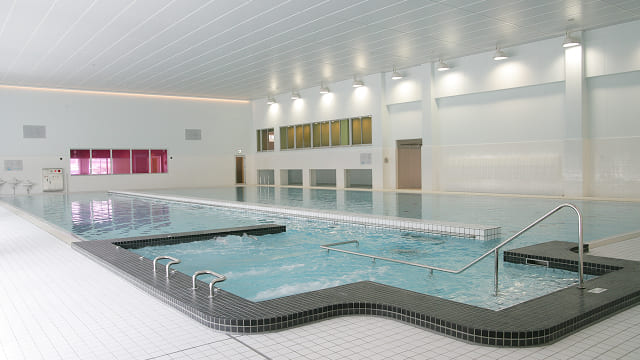 プールの一角のジャグジー部分の写真